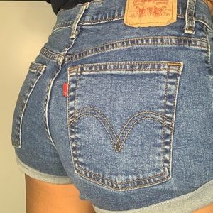 dark wash Levi’s shorts!